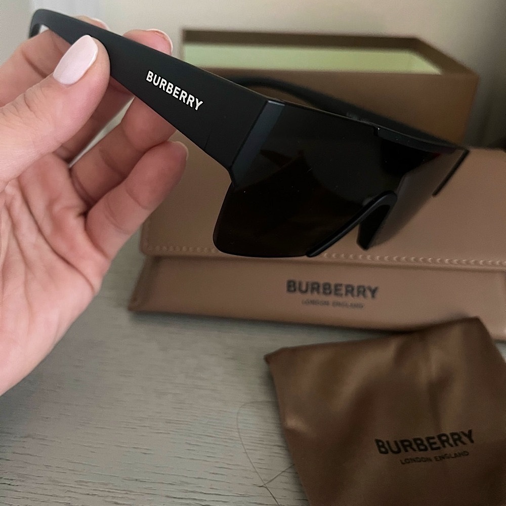 BURBERRY MATTE BLACK SUNGLASSES
